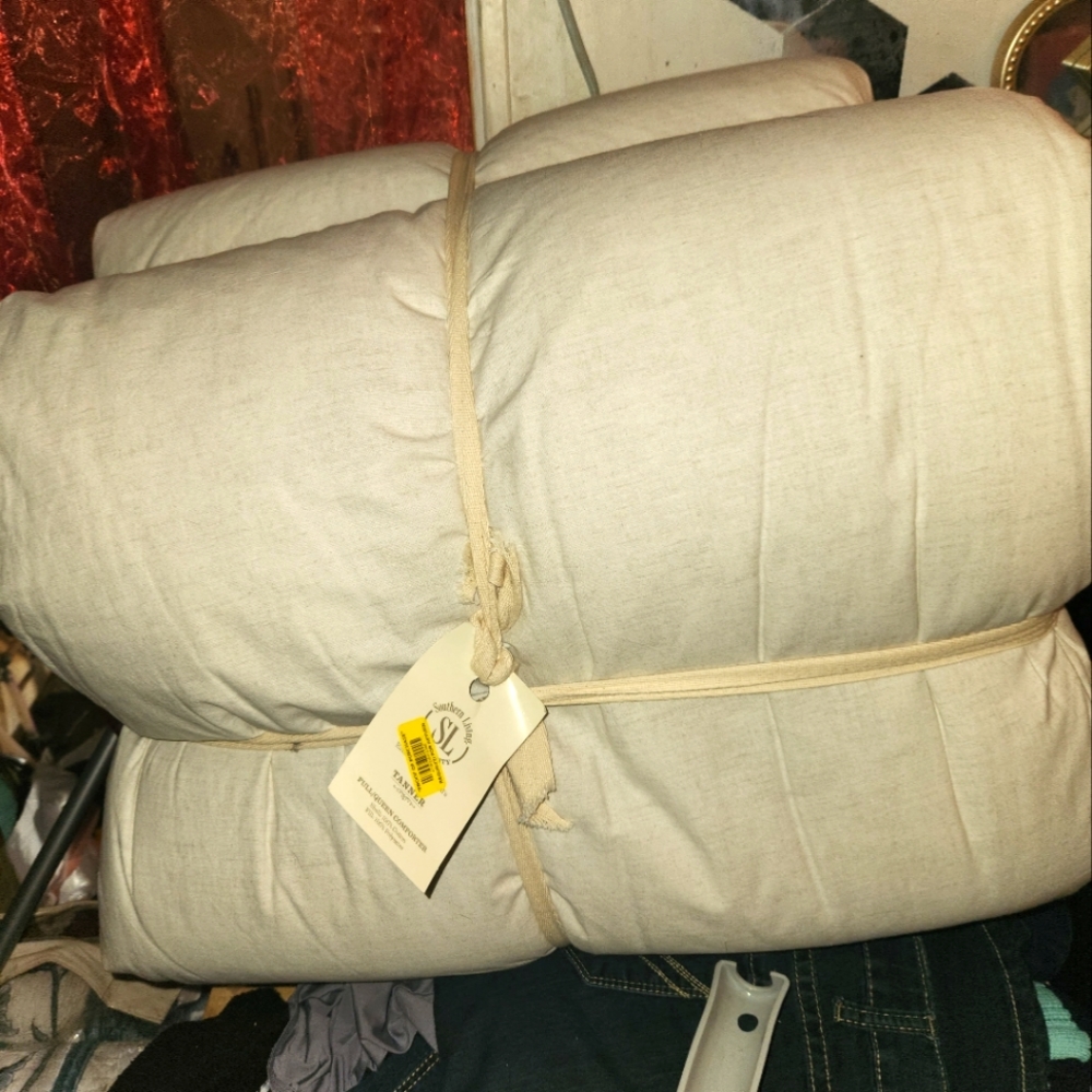 Brand new w/tags queen size southern living comforter